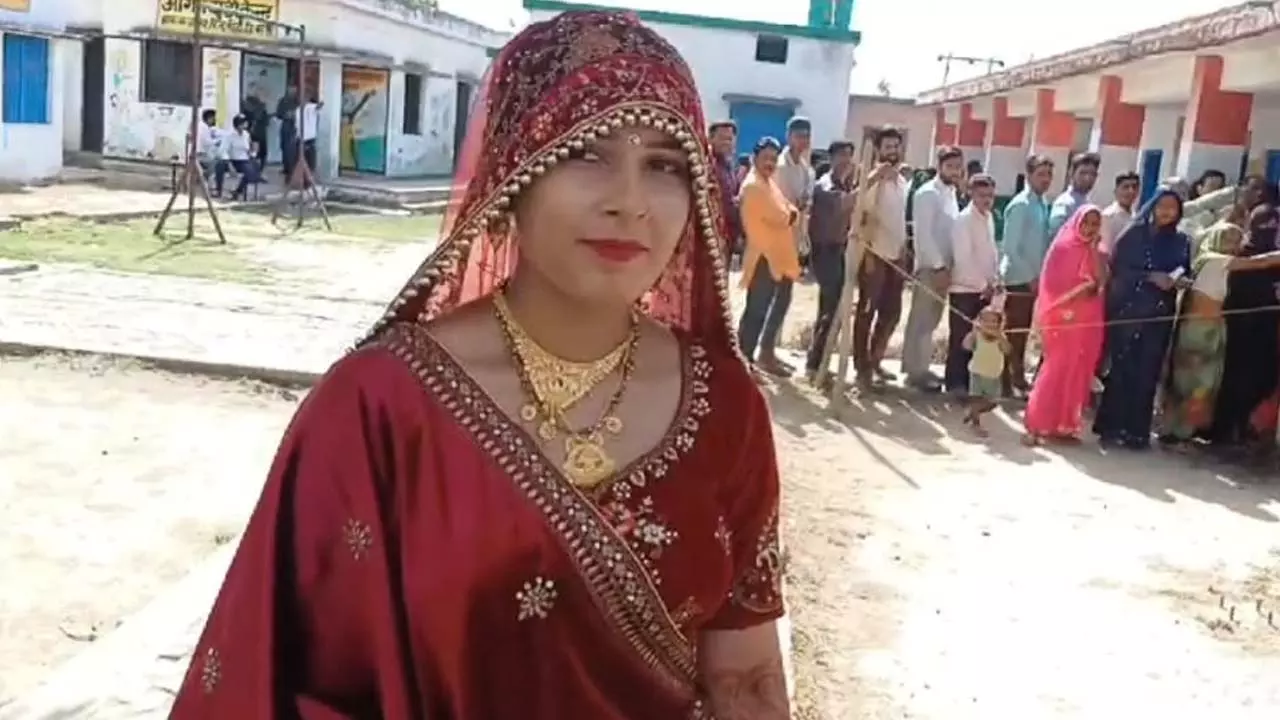 Before going to in-laws house, bride Sapna Chauhan came to vote in Solah Singar