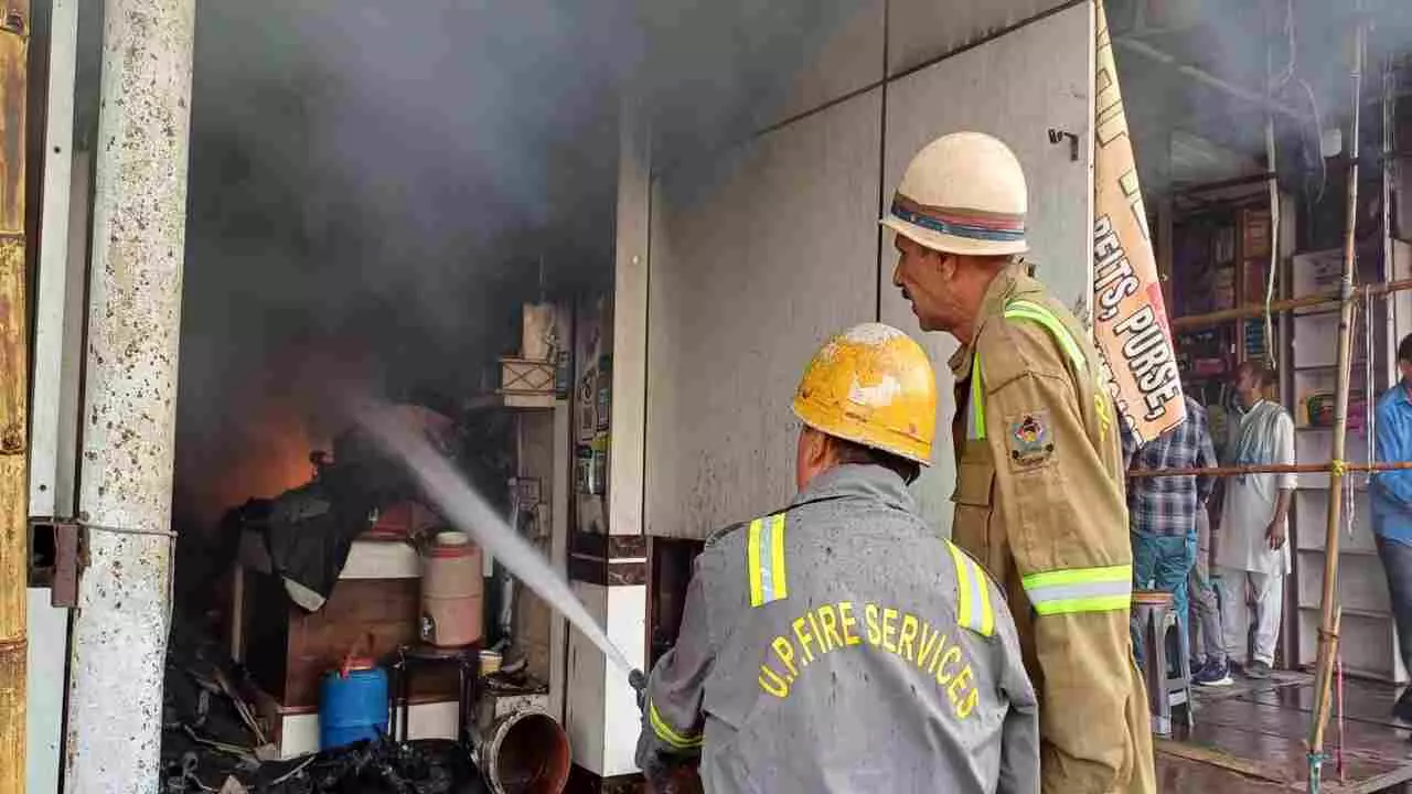 fire broke out in Hapur saree showroom