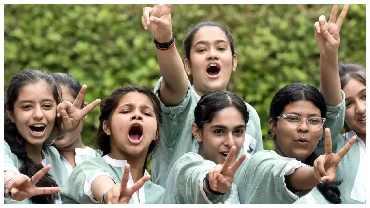 UP Board: रायबरेली में लड़कियों ने मारी बाजी, 10वीं में जया शुक्ला और 12वीं में कशिश यादव जिला टॉप