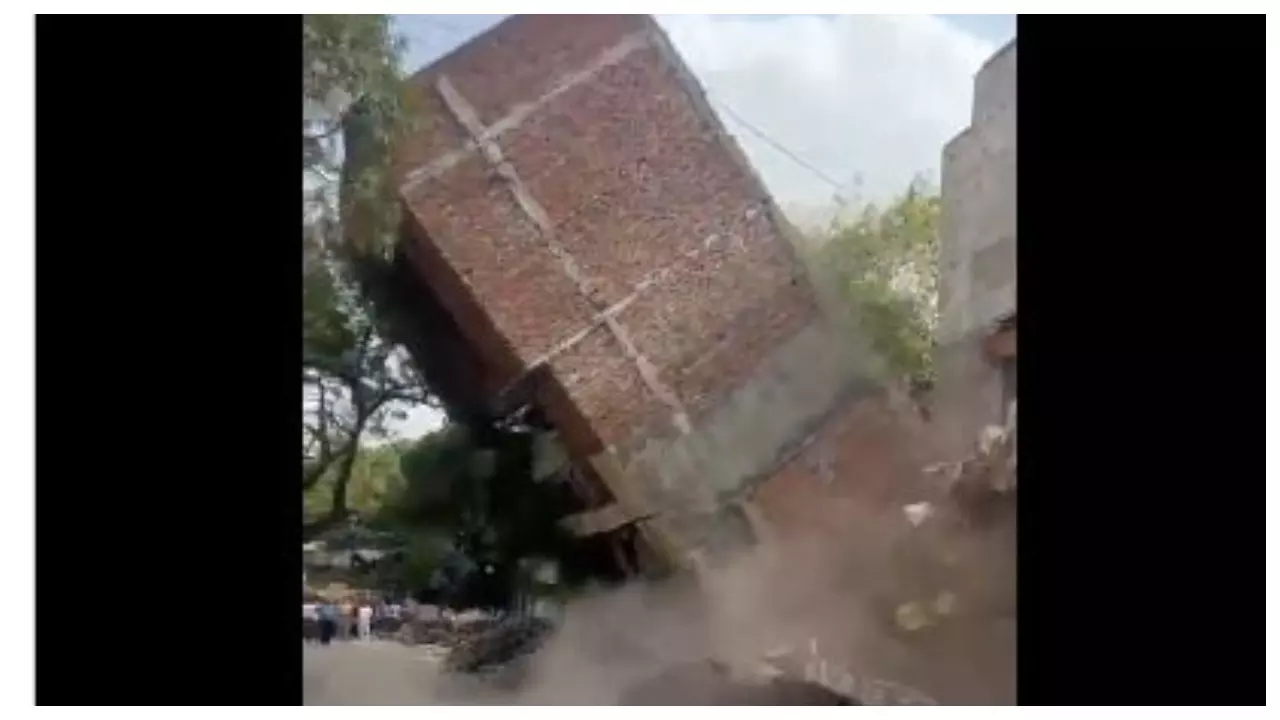 Building Collapse: दिल्ली के कल्याणपुरी में गिरी तीन मंजिला इमारत, कोई हाताहत नहीं, वीडियो वायरल