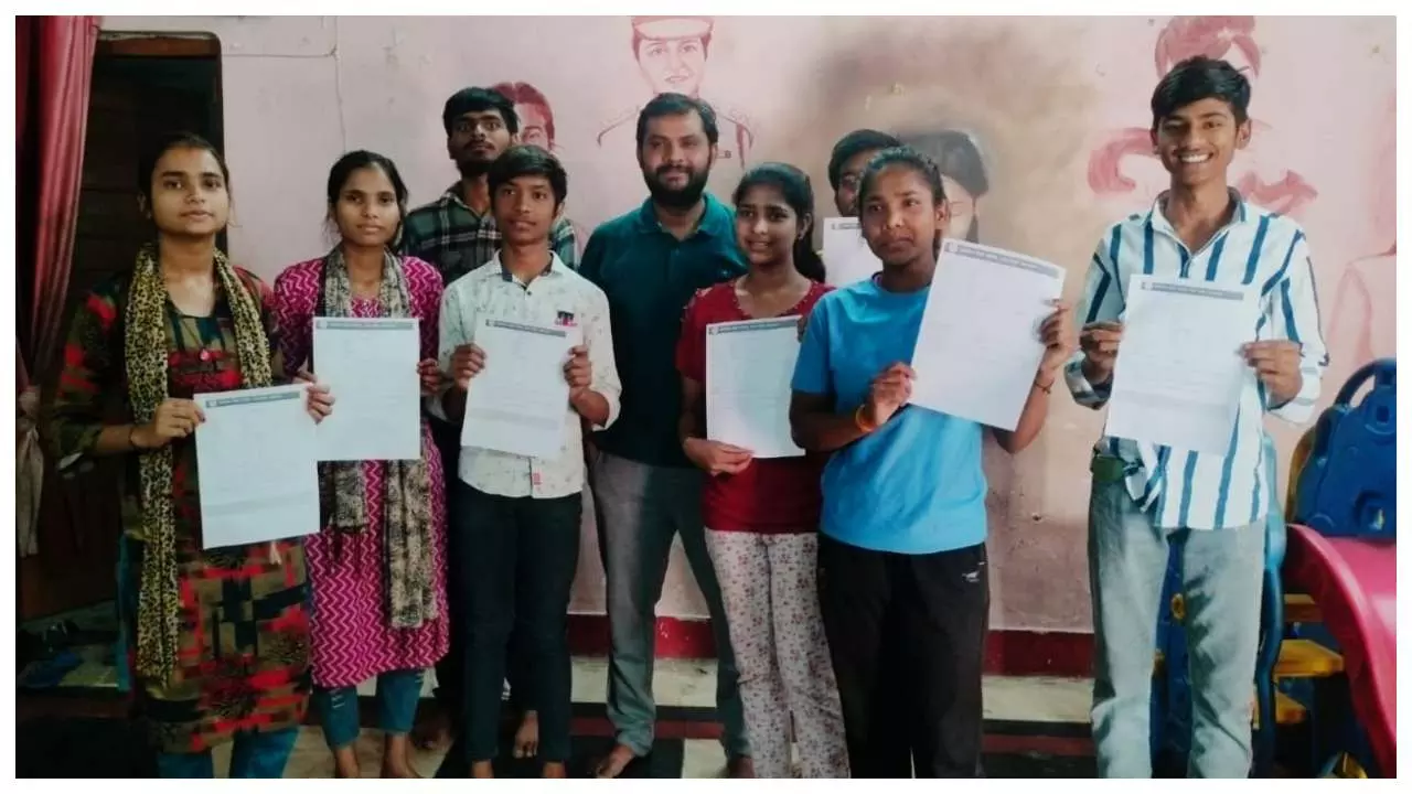 Prayagraj News: झुग्गी झोपड़ी के बच्चों ने यूपी बोर्ड परीक्षा में लहराया परचम, डॉक्टर इंजीनियर बनना चाहते हैं छात्र