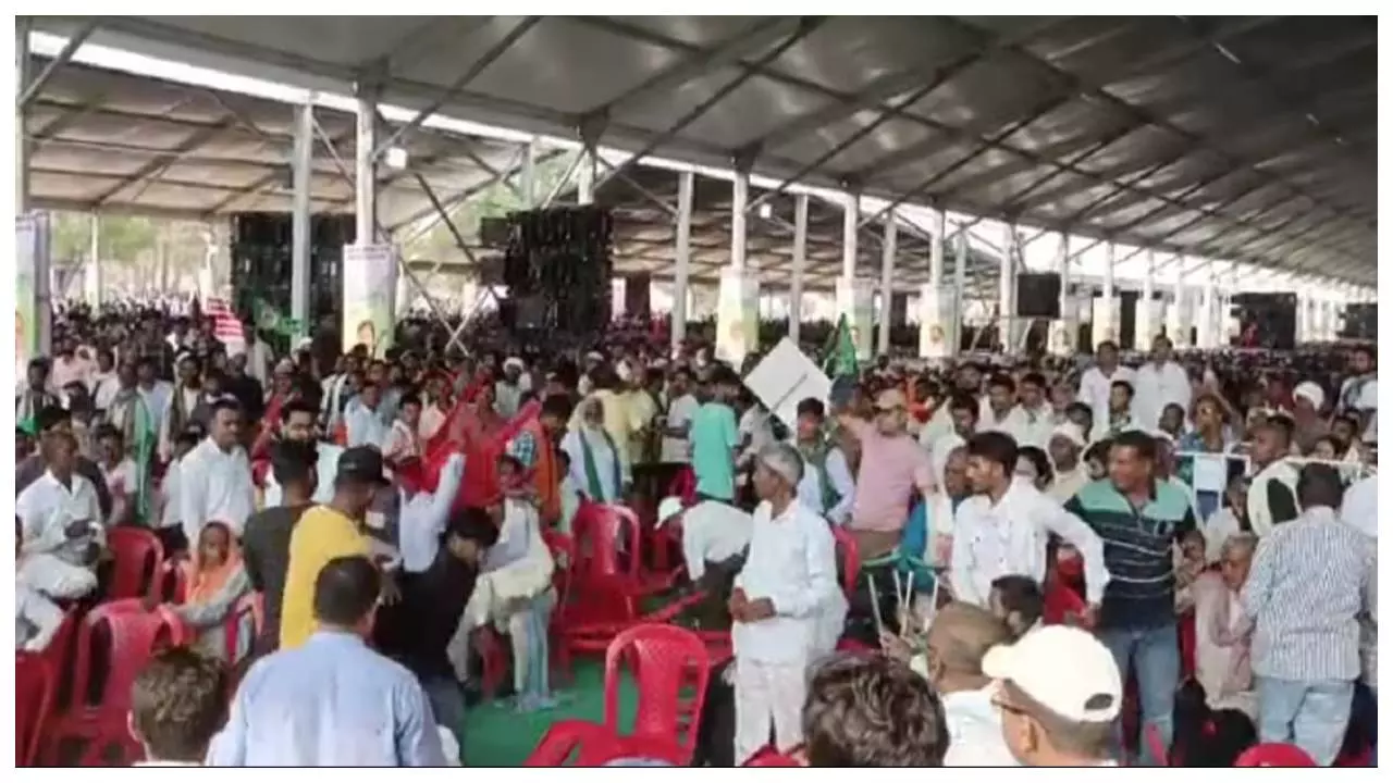 रांची में विपक्ष के उलगुलान रैली में कांग्रेस और राजद कार्यकर्ता आपस में भीड़े, चली कुर्सी और लाठियां