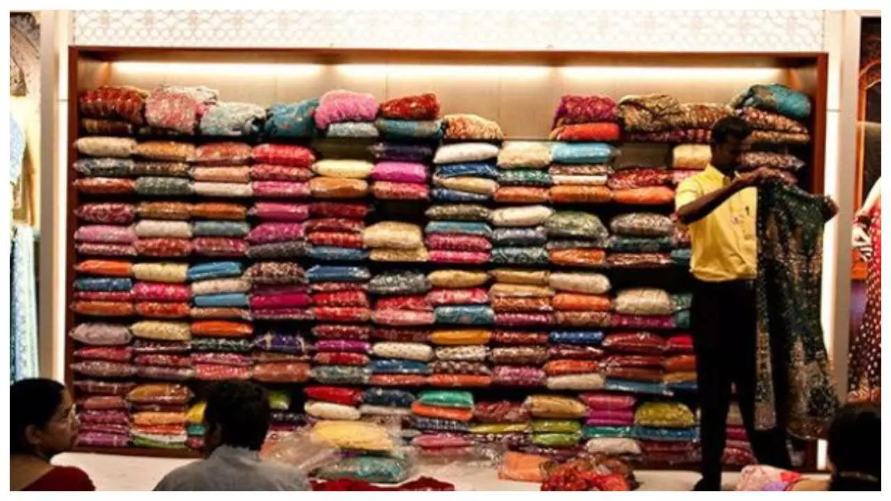 Gorakhpur News: करोड़ों का उधारी कपड़ा लेकर गायब हुए व्यापारी, अब चौराहों पर लगेगी बकाएदारों की लिस्ट