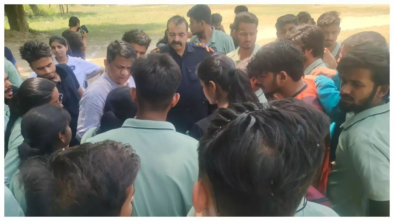Lucknow University: B.Ped छात्राओं के बेहोश होने पर प्रदर्शन, छात्रों ने लगाए कई आरोप, जानें पूरा मामला