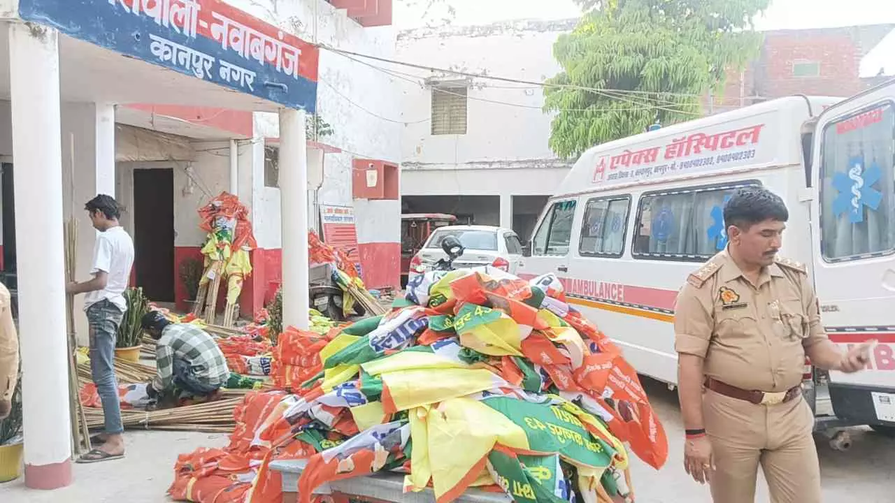Kanpur news: एंबुलेंस से ले जाई जा रही थी चुनाव प्रचार सामग्री, पुलिस ने जब्त किया