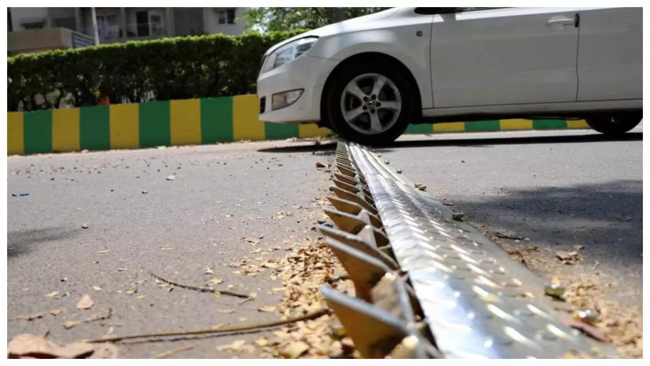 Lucknow News: गलत दिशा में चलने वाले हो जाएं सावधान, इन जगहों पर लगे टायर क्रशर्स