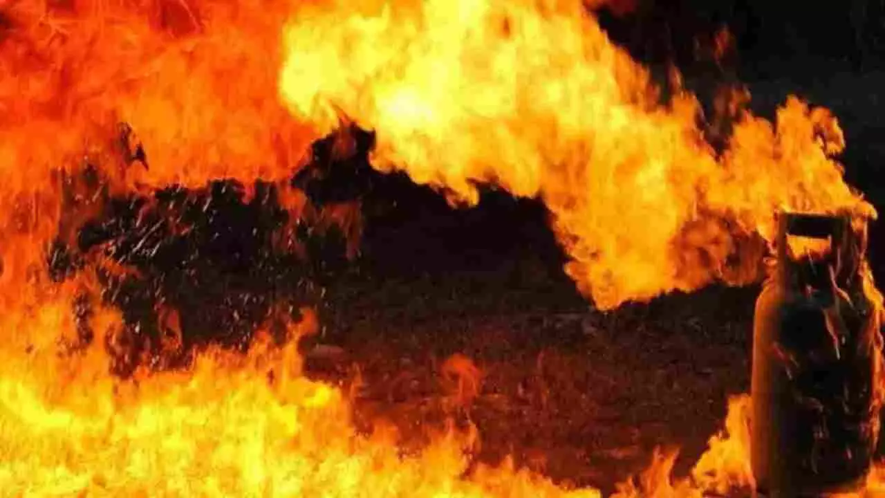 Bihar News: दरभंगा में आतिशबाजी से लगी आग के कारण सिलेंडर ब्लास्ट, 6 लोगों की मौत