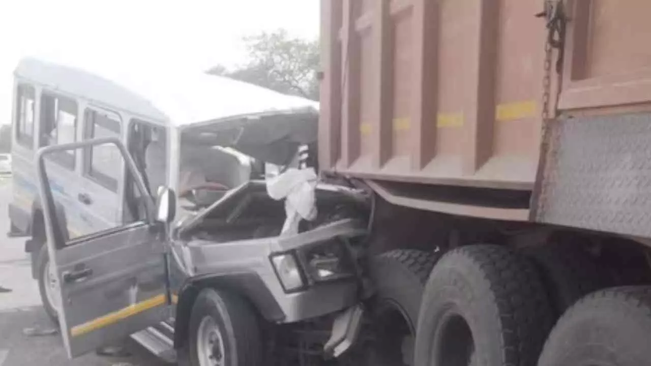 Road Accident : ओवरटेक करते समय ट्रक से टकराई कार, छह लोगों की मौत, एक गंभीर