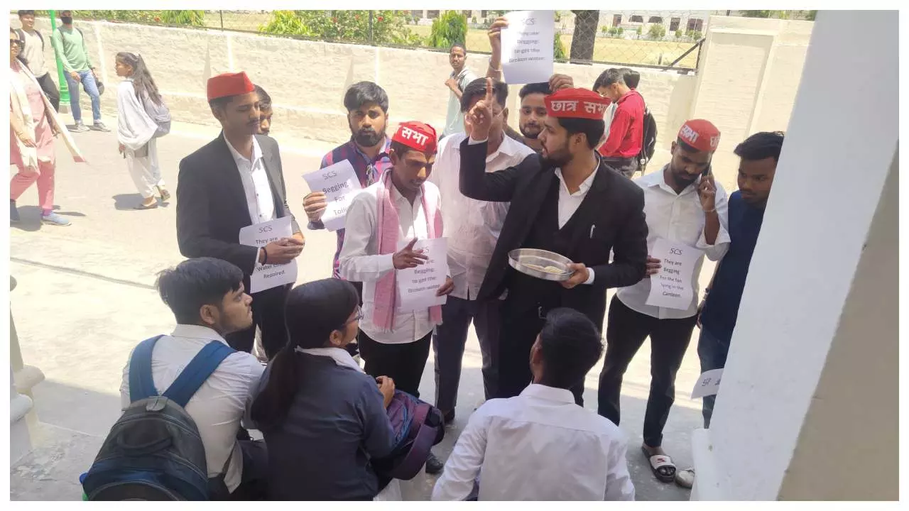 Lucknow News: केकेसी में छात्रसभा ने भीख मांगकर जताया विरोध, बुनियादी समस्याओं को लेकर किया प्रदर्शन