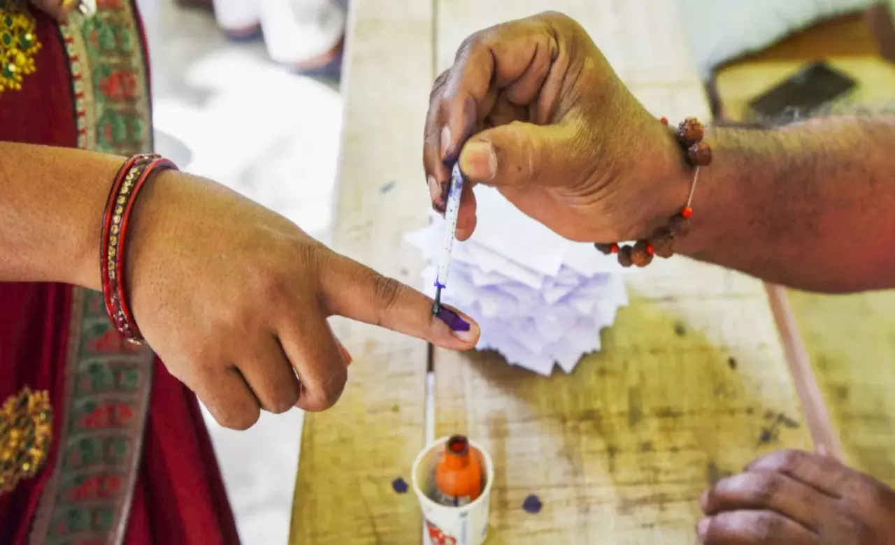 Election 2024: यूपी में दूसरे चरण के चुनाव में 53.17 प्रतिशत मतदान, देखें कहां कितनी हुई वोटिंग