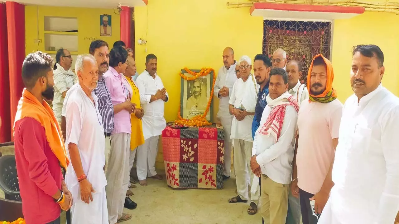 Varanasi News: वाराणसी के पहले सांसद डॉ.रघुनाथ सिंह को किया गया याद, पुण्यतिथि पर खेवली पहुंचे लोग
