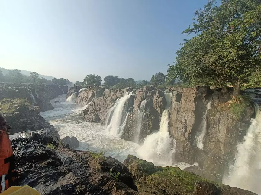 Banglore Famous Waterfalls: बैंगलोर के सिटी लाइफ से एक दिन का ब्रेक लेकर पहुंचे यहां
