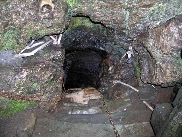 Patal Bhuvaneshwar Cave Temple