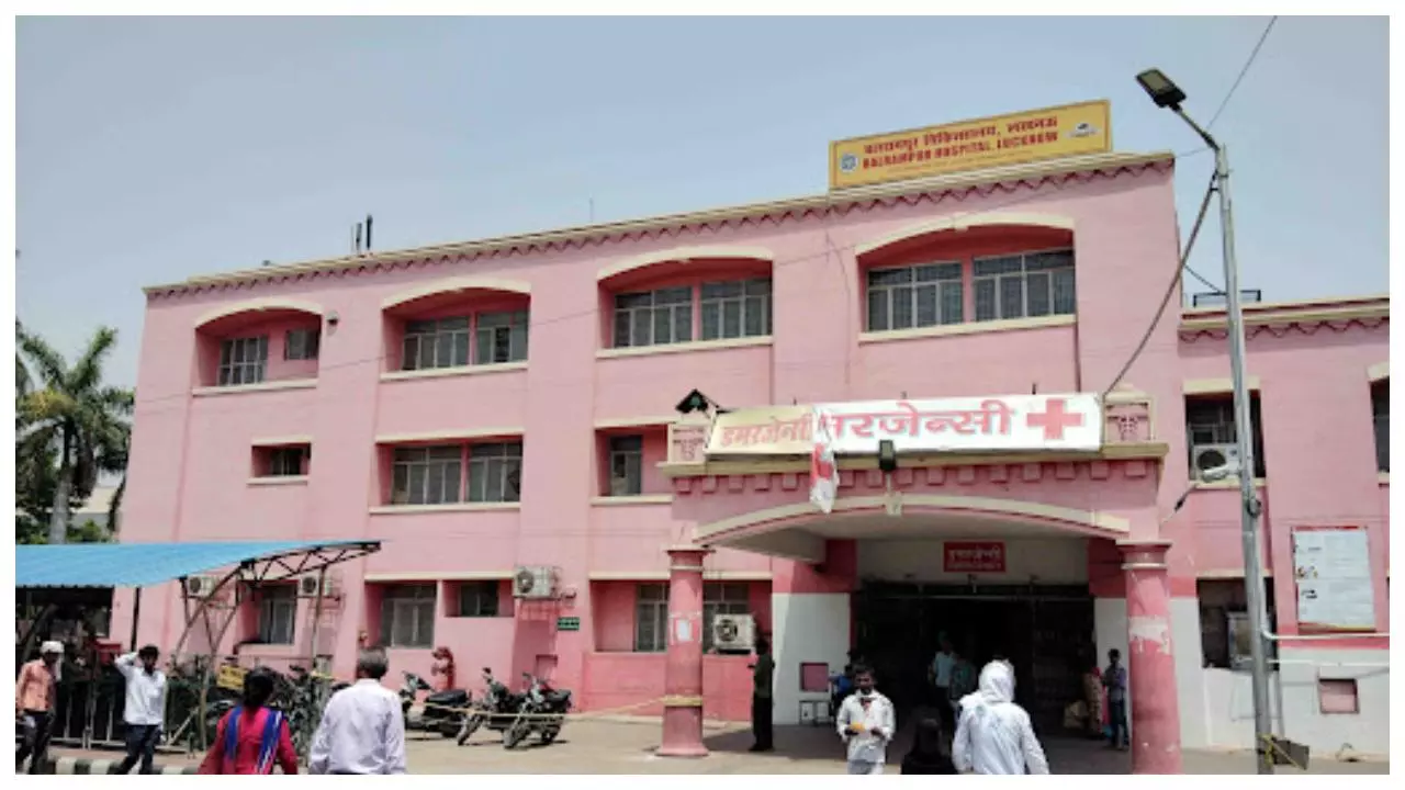 Lucknow News: लड्डू खाकर बीमार हुए 25 लोग, बलरामपुर अस्पताल में चल रहा इलाज