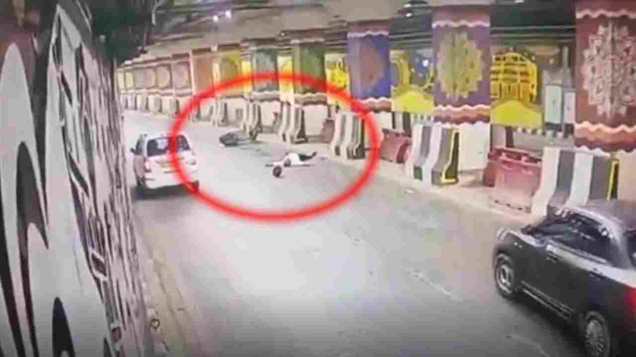 Delhi SI scooter collide Delhi SI scooter collide