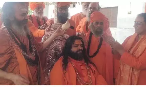 UP: जूना अखाड़े ने महामंडलेश्वर महेंद्रानंद गिरि को बनाया जगतगुरु, जानें क्यों हो रही चर्चा?