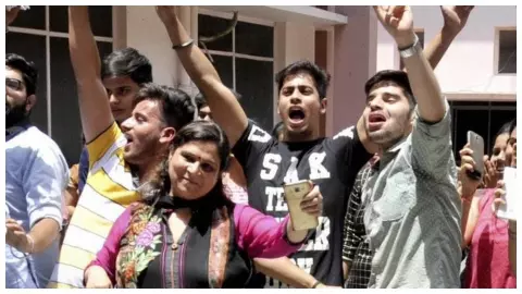 UK Board: 10वीं में प्रियांशी रावत बनीं टॉपर, 12वीं में पीयूष कोहलिया रहे अव्वल, रिजल्ट जारी