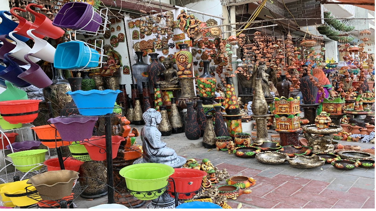 Delhi Hauz Rani Market: सस्ते में करना चाहते हैं घर के सामानों की खरीदारी
