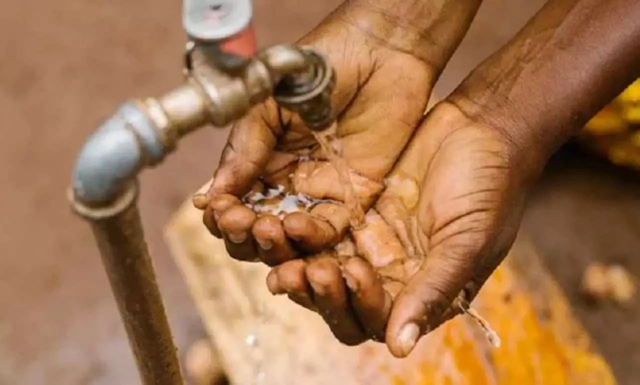 Ghaziabad News: दूषित पानी पीने से 100 लोग बीमार, घरों में सप्लाई हो रहा गंदा पानी