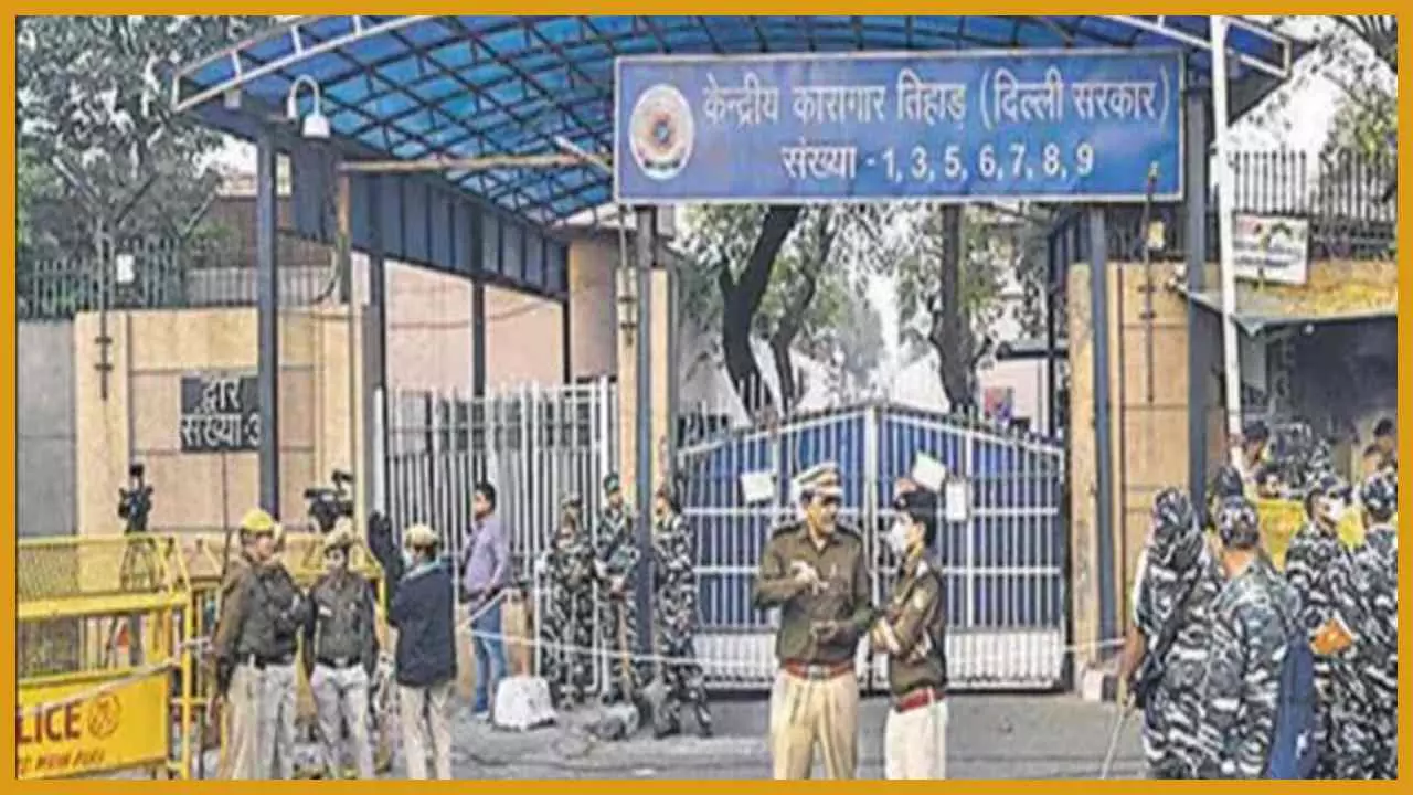 Tihar Jail : तिहाड़ जेल में कैदियों के दो गुटों में हिंसक झड़प, एक कैदी की हत्या