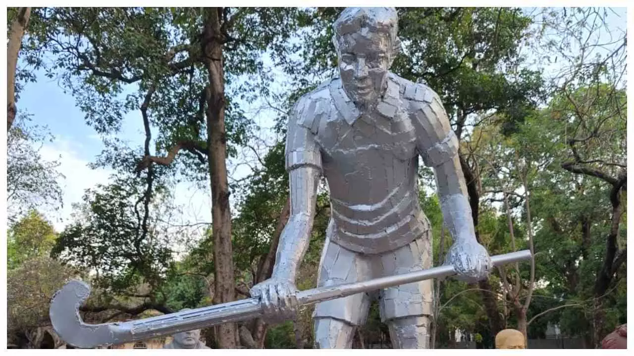 Lucknow University: छात्रों ने कबाड से जुगाड कर बनाई ‘हॉकी के जादूगर की प्रतिमा, इस कला का किया प्रयोग