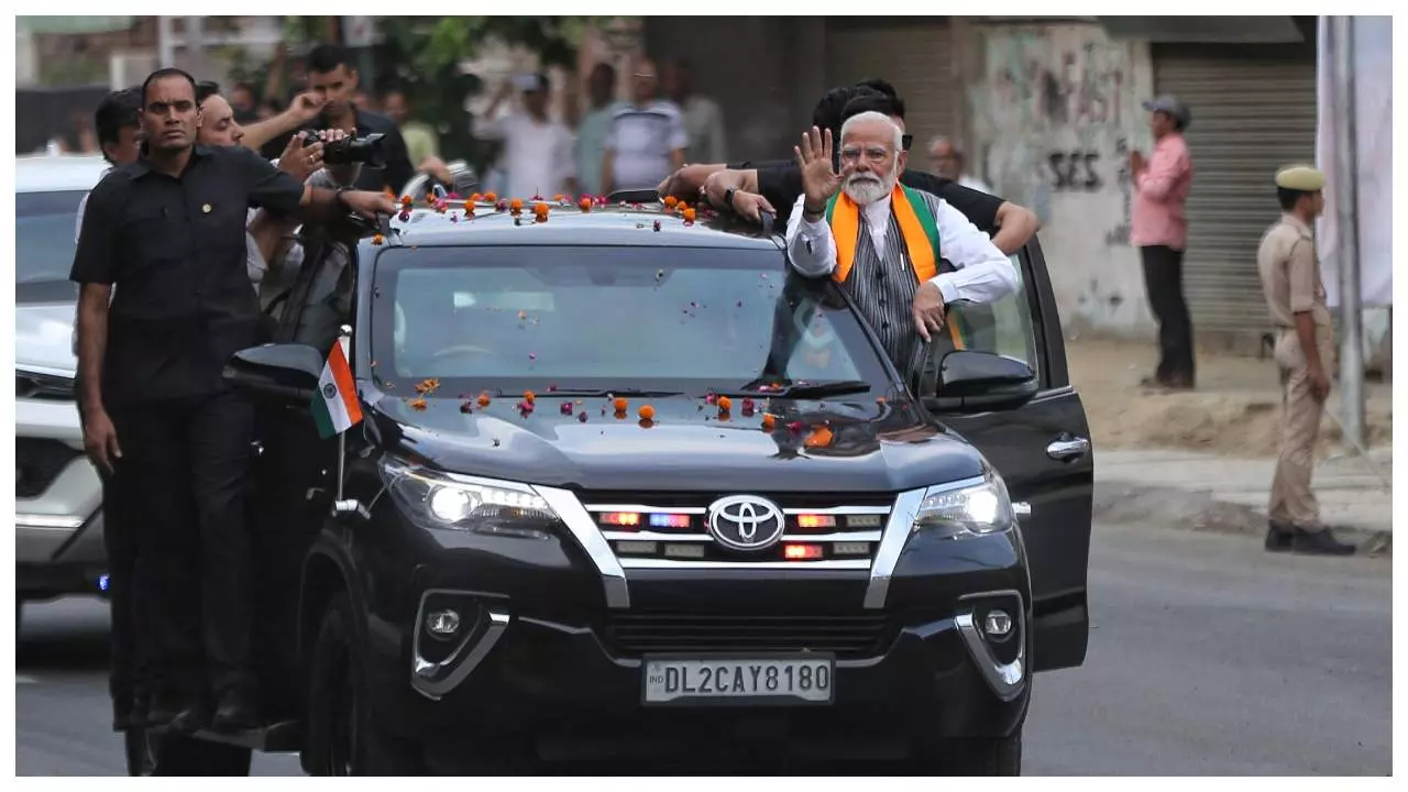 PM Modi Road Show: पीएम मोदी ने कानपुर में किया रोड शो, एक झलक पाने को बेकाबू हुए लोग