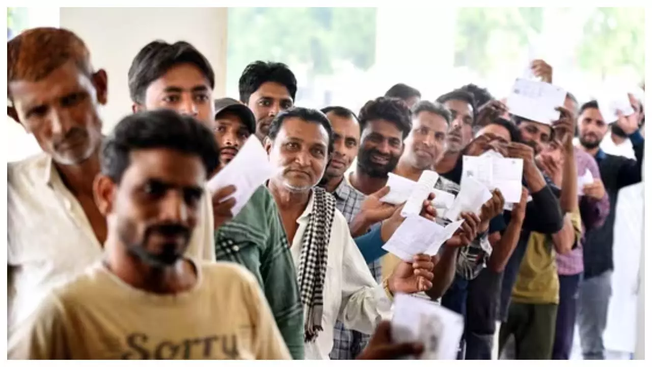 मैनपुरी में वोटिंग के बीच बवाल: भाजपा-सपा कार्यकर्ताओं में भिड़ंत, दो लोग घायल