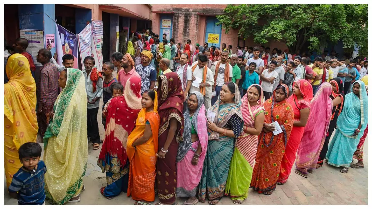 तीसरे चरण में 11 राज्यों की 93 सीटों पर 64.09% वोटिंग, असम-गोवा-पश्चिम बंगाल में 70% से अधिक मतदान