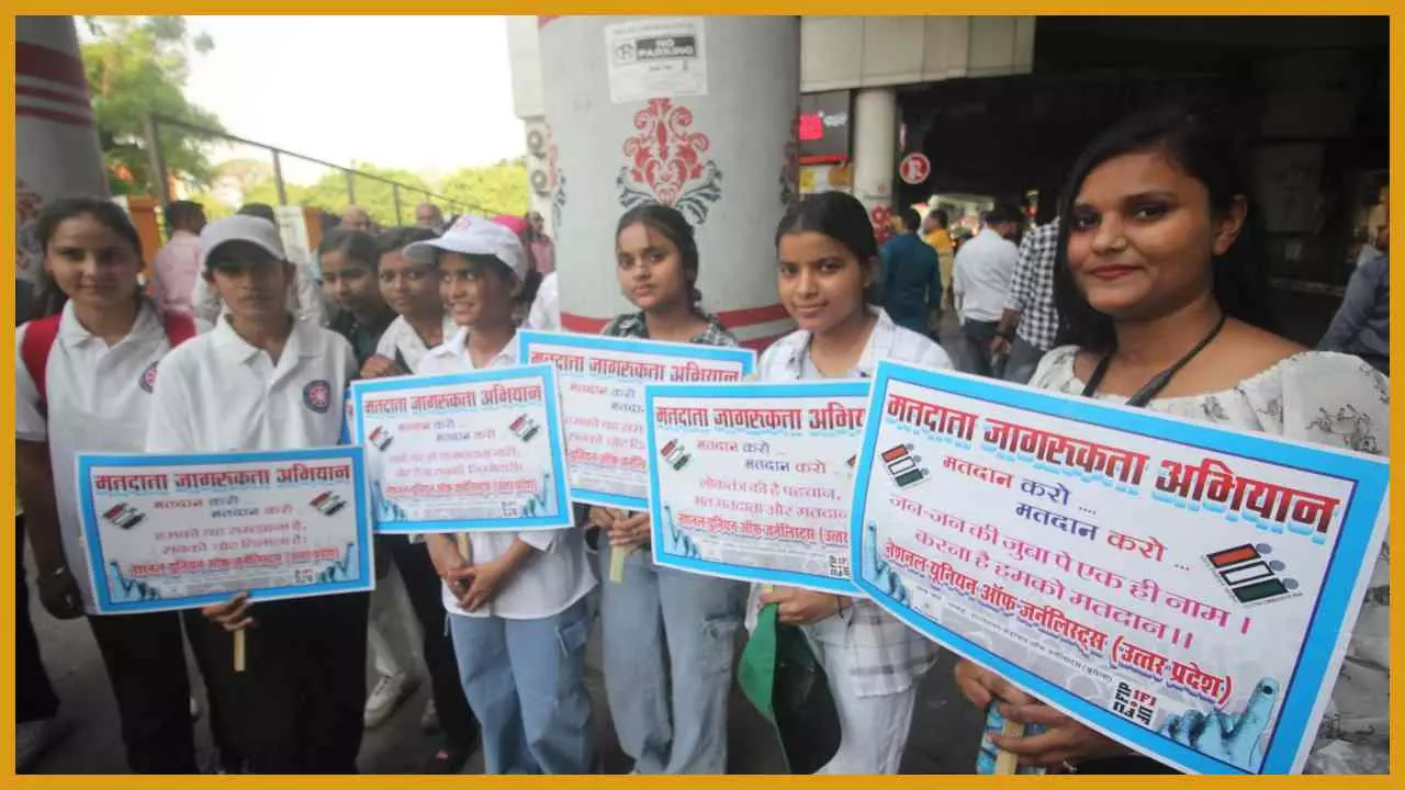 Lucknow: लखनऊ में पत्रकारों ने निकाली मतदाता जागरूकता रैली,  जुटे सैकड़ों पत्रकार