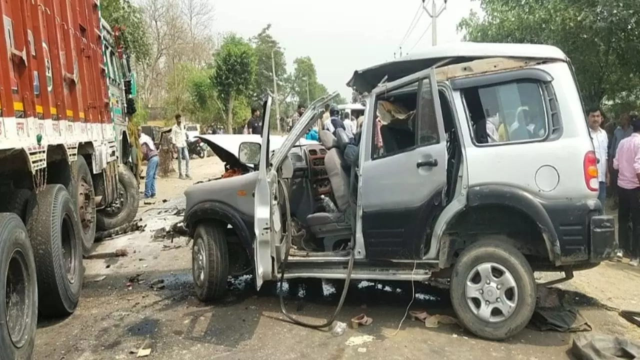 Speeding truck hits Scorpio, three dead including eight-year-old child, nine injured