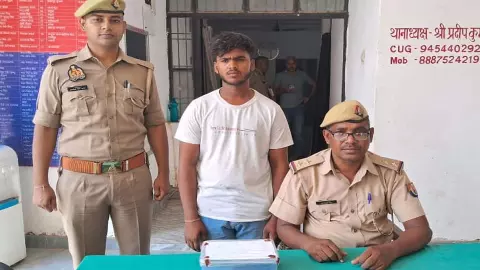 Police arrested a young man for showing a weapon on social media
