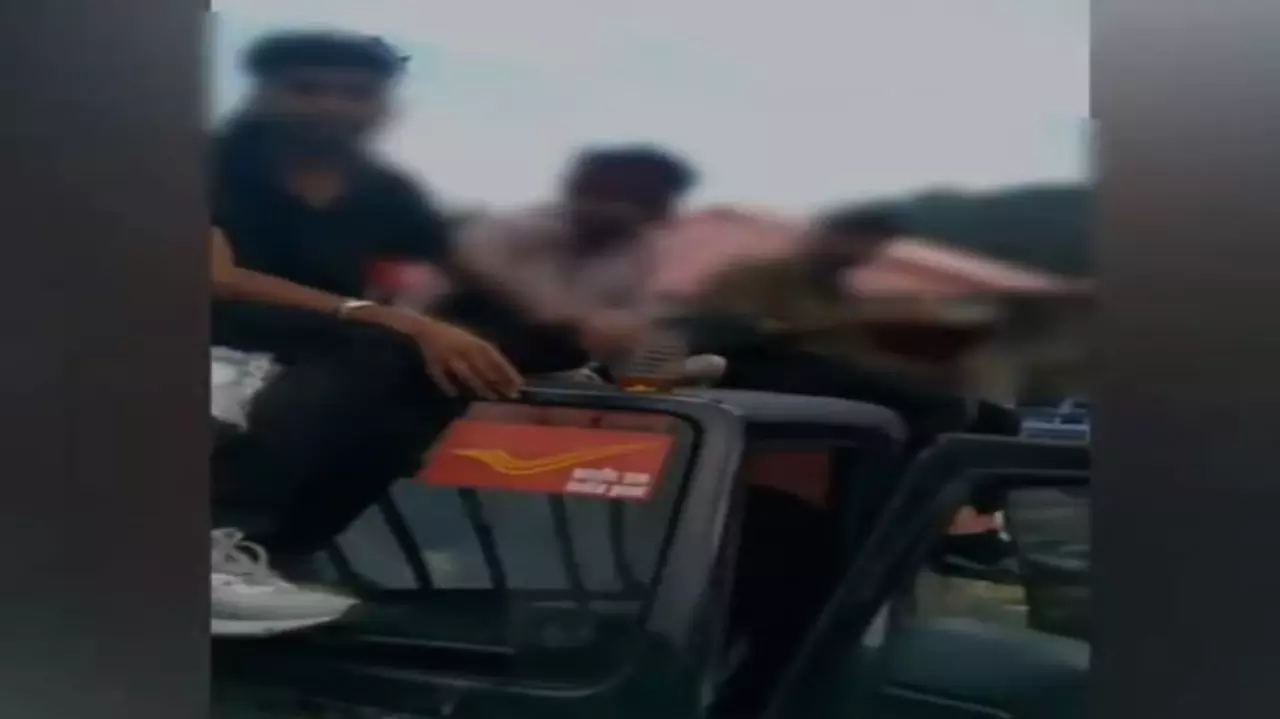 Ghaziabad: कार की छत पर बैठ जाम छलकाना पड़ा महंगा, पुलिस ने निकाली हेकड़ी