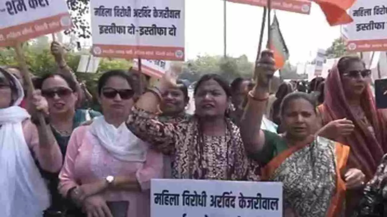 दिल्ली में भाजपा महिला कार्यकर्ताओं ने किया प्रदर्शन