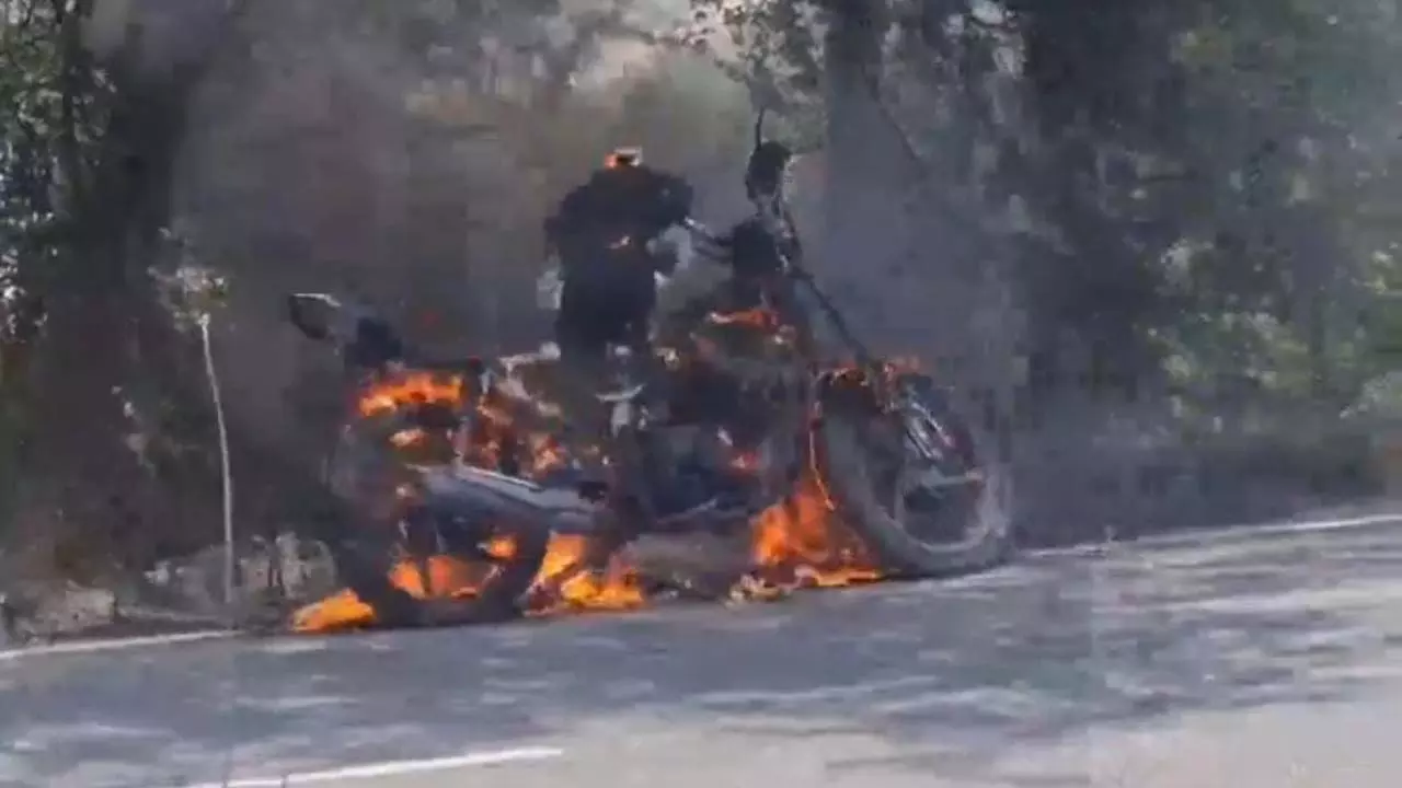 A massive fire broke out in the bike, the driver saved his life by jumping