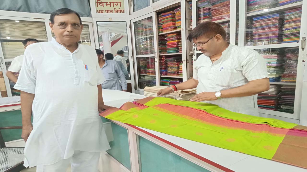 Sale of clothes in Gandhi Ashram, demand for linen cotton clothes