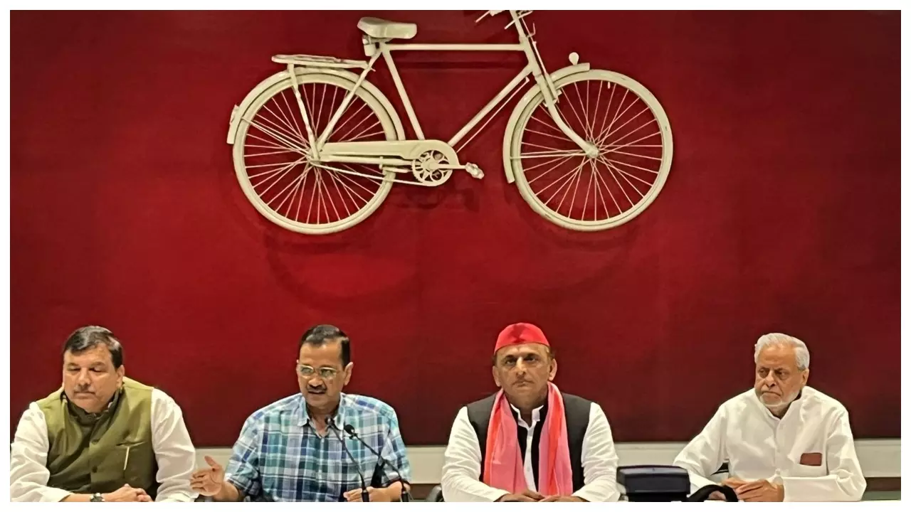 CM Kejriwal And Akhilesh
