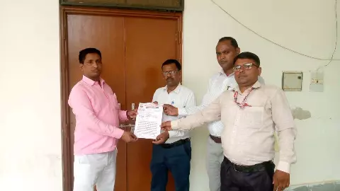 Journalists gave memorandum to the Deputy District Magistrate in protest against the murder of journalist Ashutosh