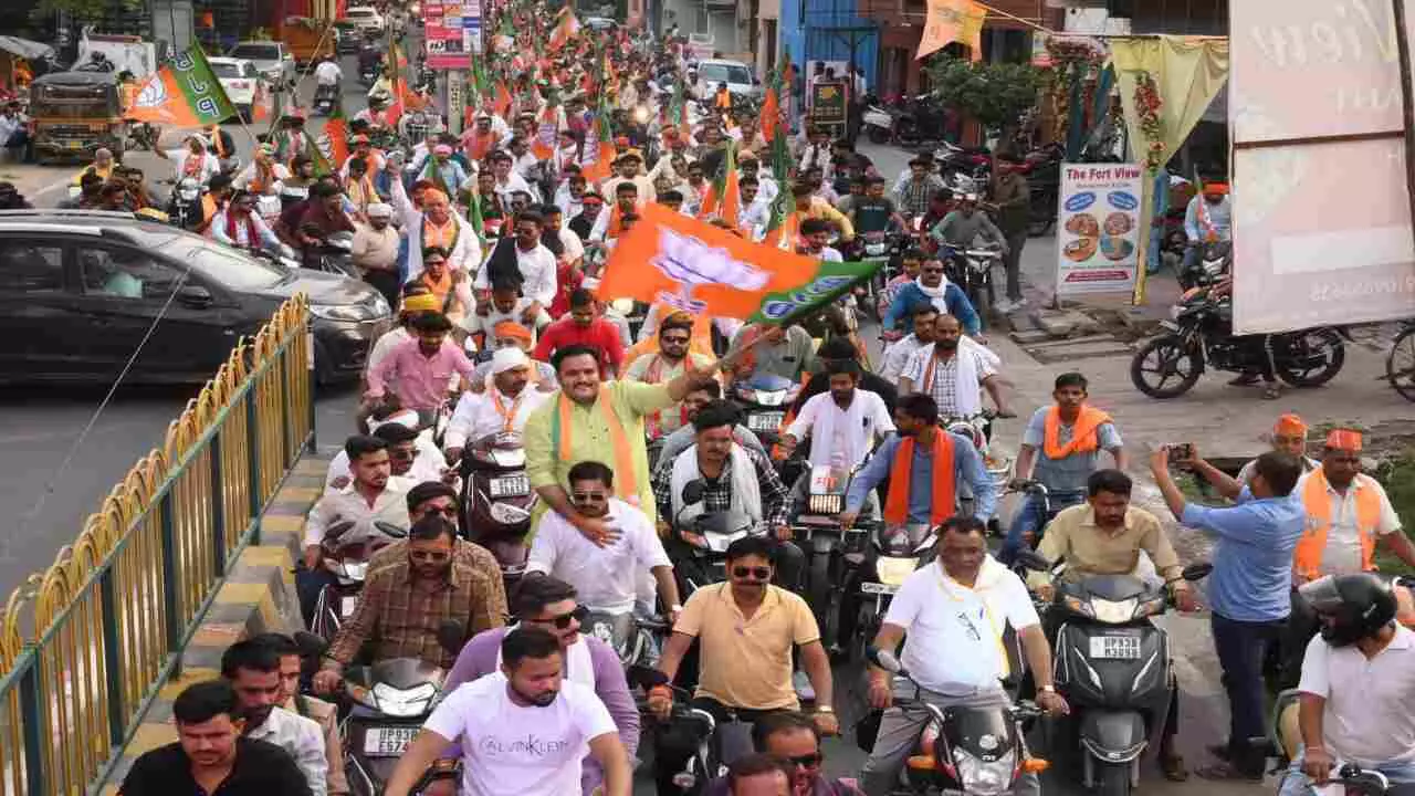 Jhansi: चुनाव में होने वाली बाइक रैलियों में धरे रह गए ट्रैफिक नियम