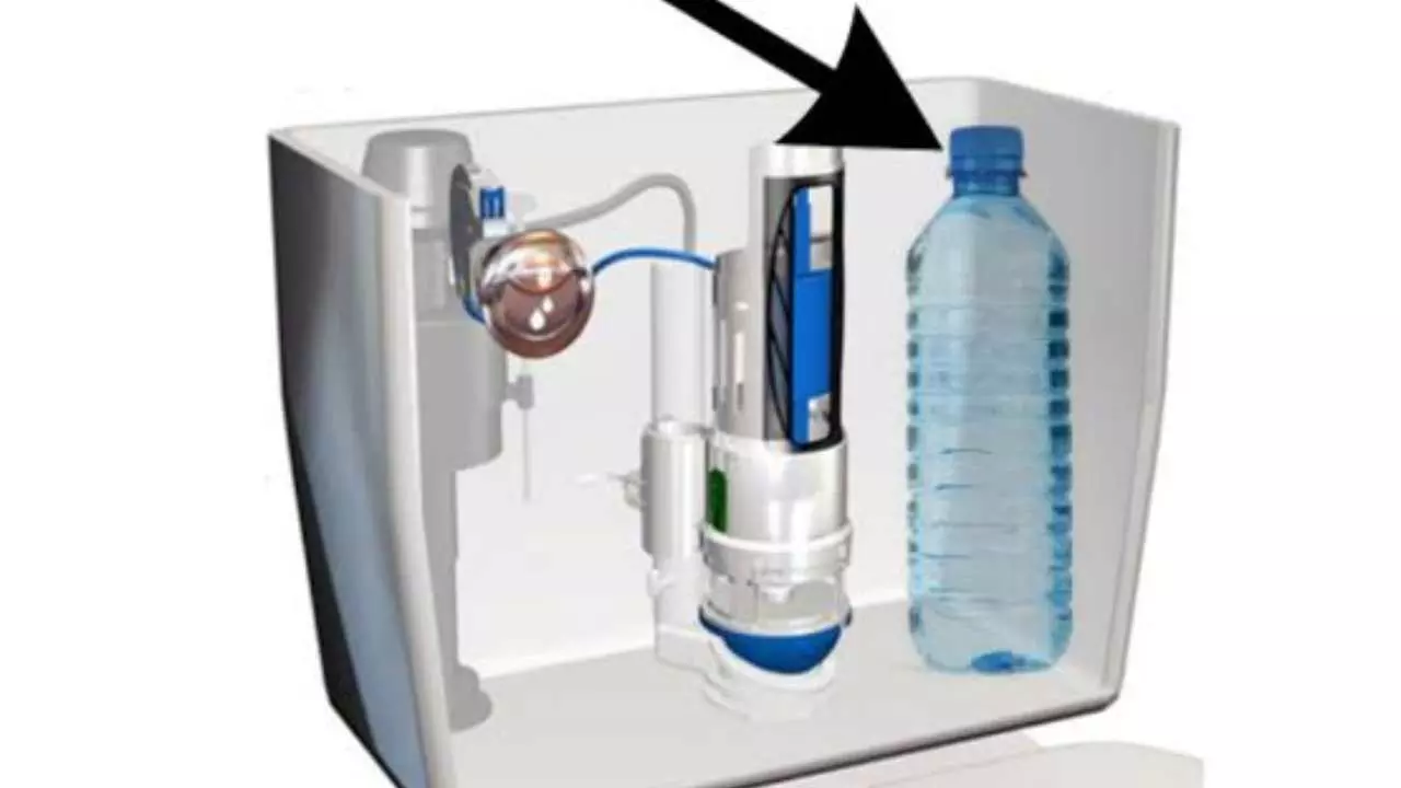 Ghaziabad News: फ्लश में 500 एमएल पानी भरी बोतल रखकर जल बचाने का अभिनव प्रयोग