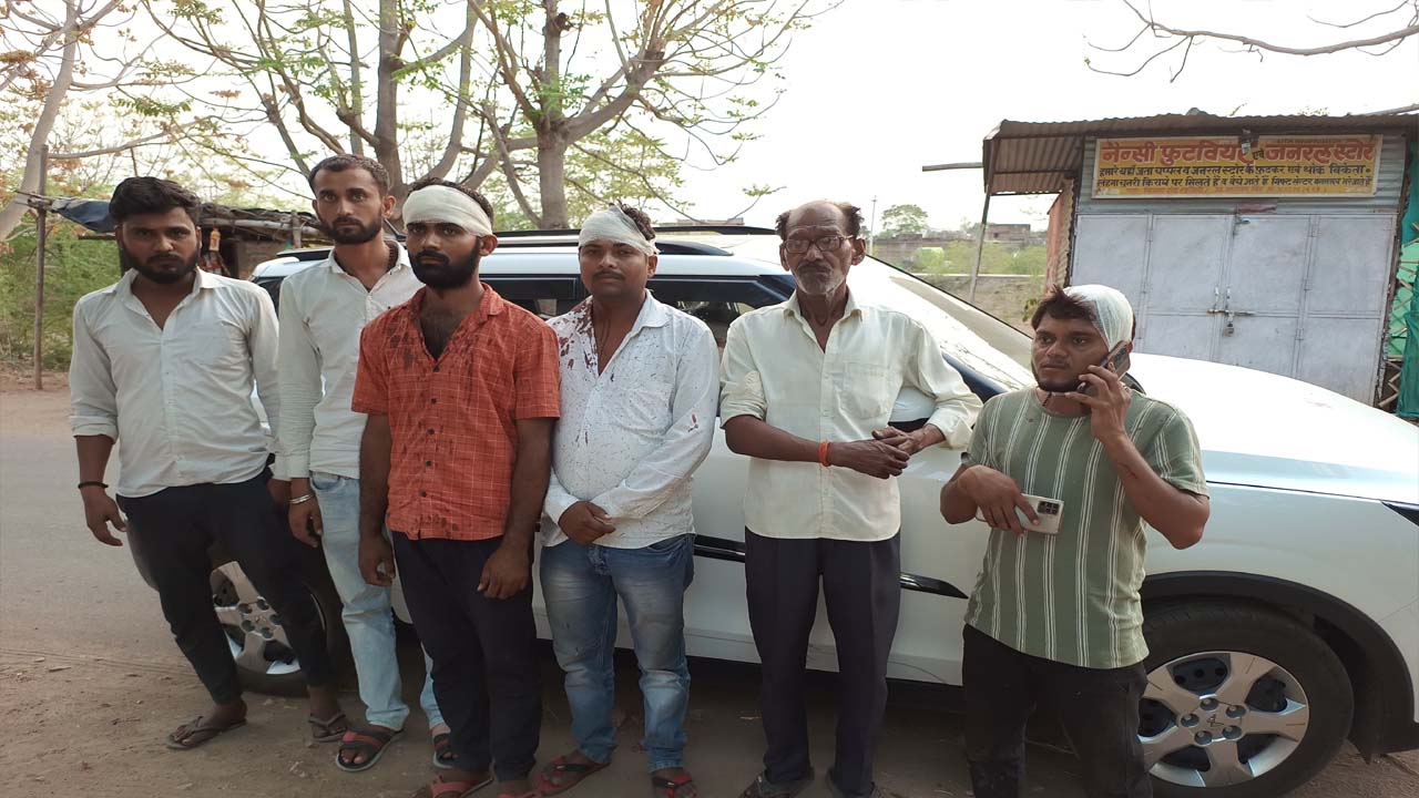 Booth agent and his associates attacked over complaint of fake voting, police force deployed in village: Photo- Newstrack