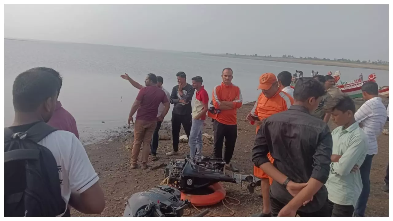 Pune News: पुणे के उजानी डेम में बड़ा हादसा, गहरे पानी में पलटी नाव, 6 लोग लापता, रेस्क्यू जारी