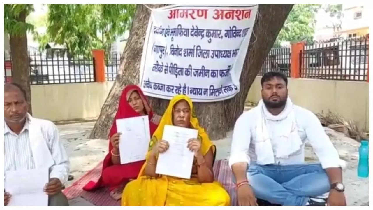 Mainpuri News : दामाद ने सास से कराया धोखे से बैनामा, परिवार के साथ अनशन पर बैठी महिला