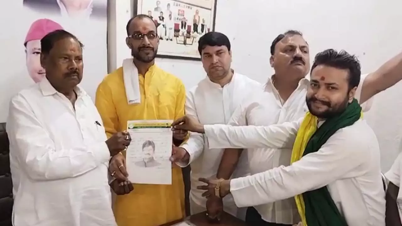 Raghuraj Pratap Singh Raja Bhaiya supported Samajwadi Party candidate Ramesh Chand Bind in Mirzapur