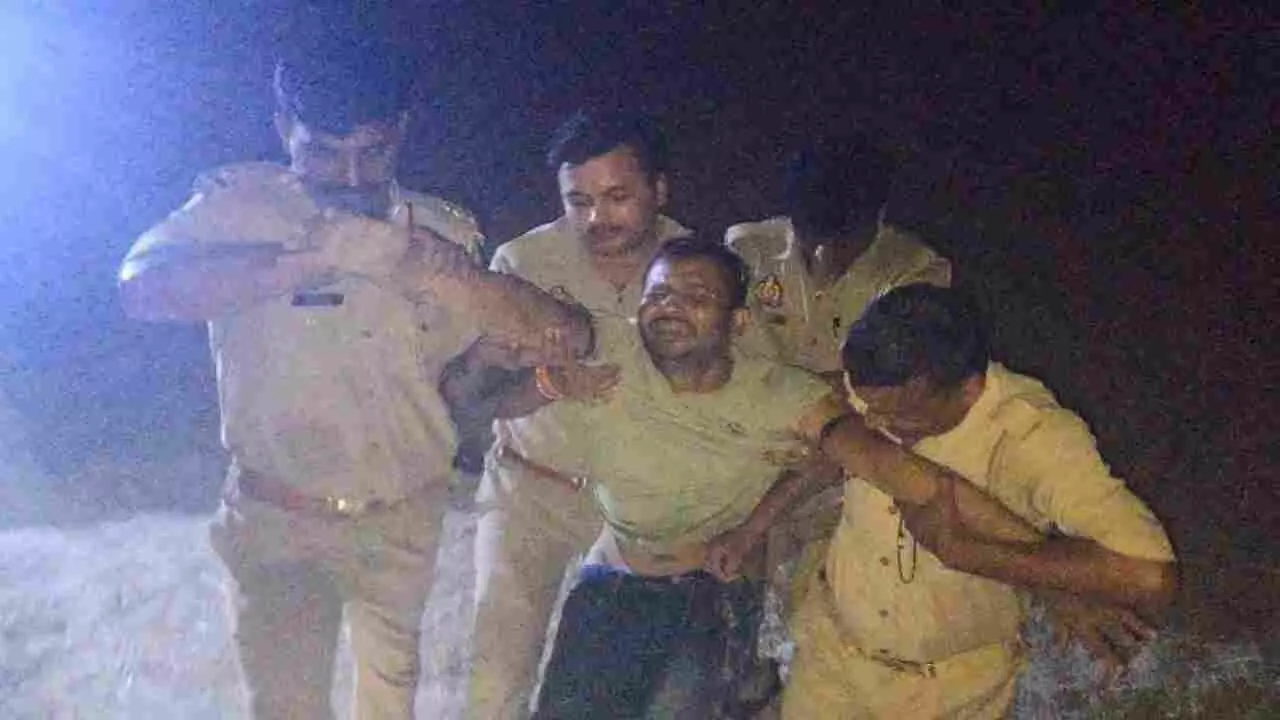 Azamgarh News: इनामिया बदमाश पुलिस मुठभेड़ में घायल, साथी गिरफ्तार