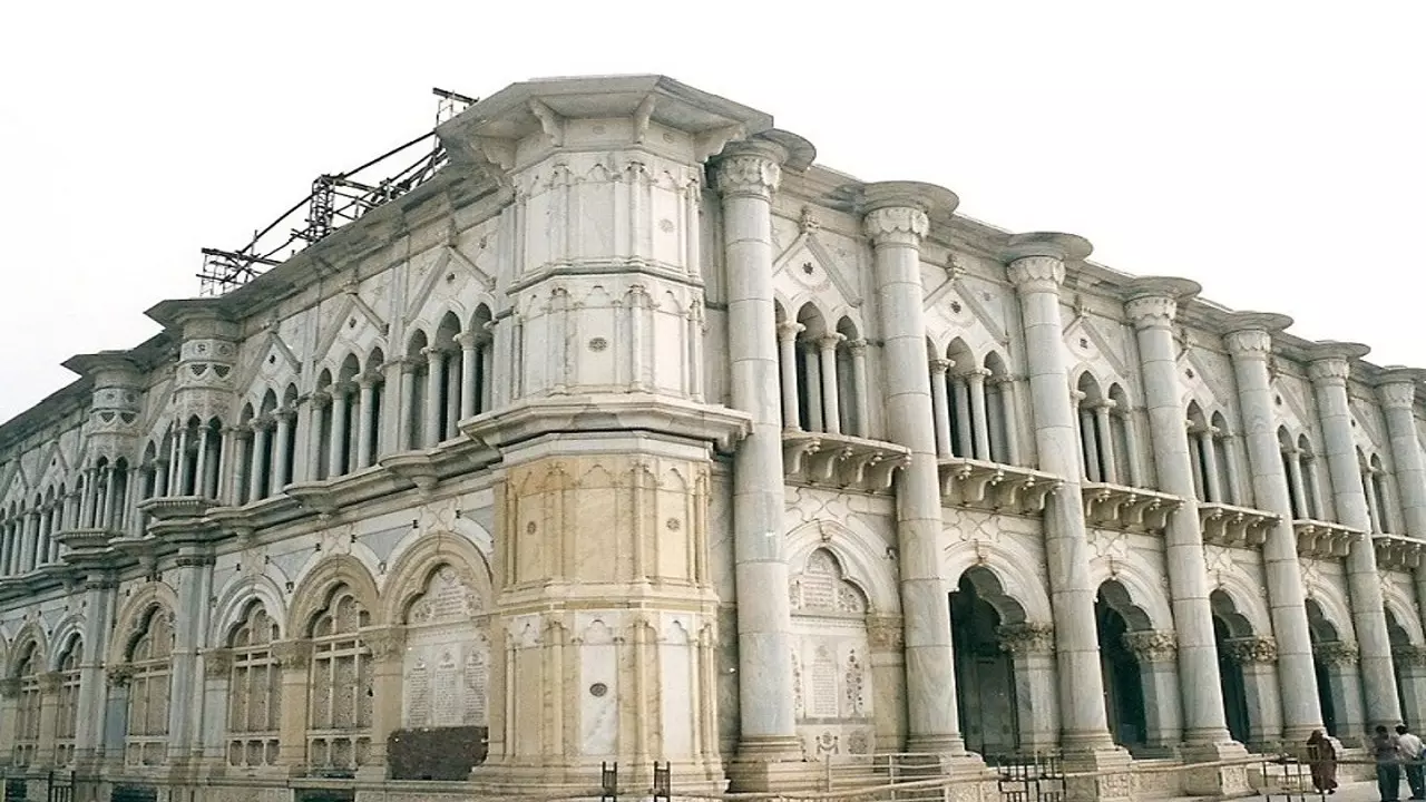 Agra Famous Tourist Place: आगरा में ताजमहल को टक्कर देगी ये इमारत, इतने सालों में बनकर हुआ तैयार