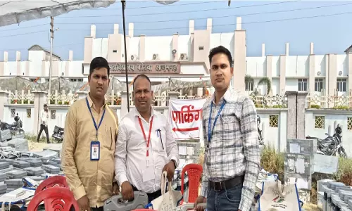 Azamgarh News: छठवें चरण का मतदान कल, मतदान केंद्रों के लिए रवाना हुईं पोलिंग पार्टियां