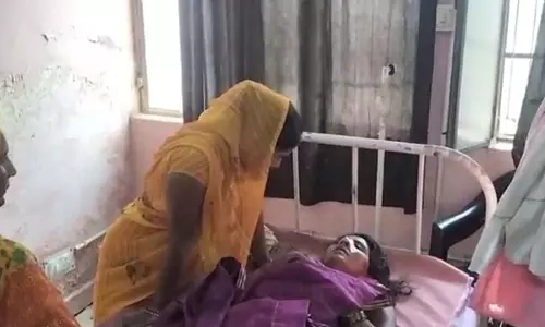 Speeding car collides with e-rickshaw, half a dozen people injured