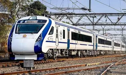 Lucknow To Pune Train Details