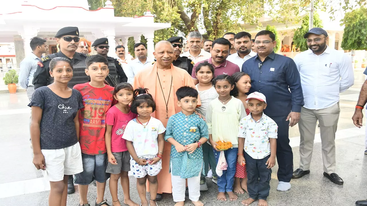 Gorakhpur News: CM योगी ने बच्चों से की खूब बातें, दिया आशीर्वाद, चॉकलेट से मुंह भी मीठा कराया