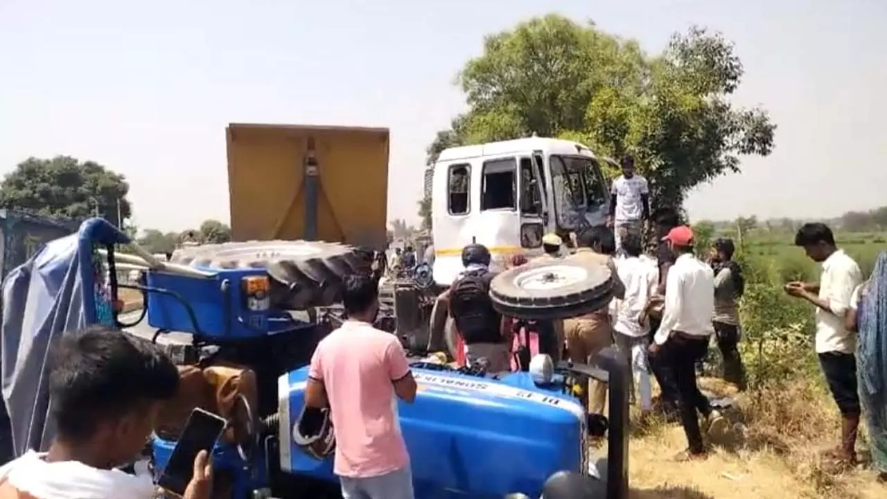 Tractor collides with dumper, half a dozen injured